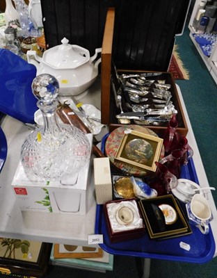 Lot 2053 - Housewares, to include large Johnson Brothers...