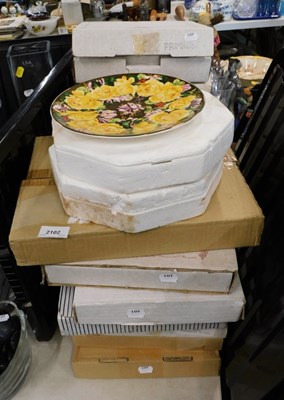 Lot 2102 - A quantity of floral decorated collector...