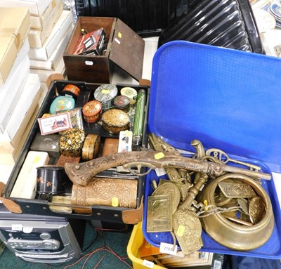 Lot 2103 - Brassware, to include plaques, large brass key,...