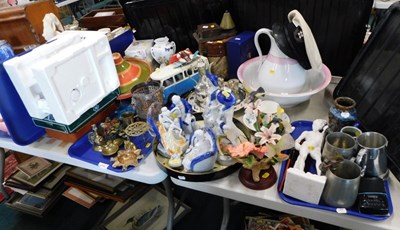 Lot 2135 - Housewares, ceramics and decorative items, to...