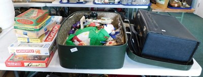 Lot 2152 - A quantity of toys, games and jigsaws, to...