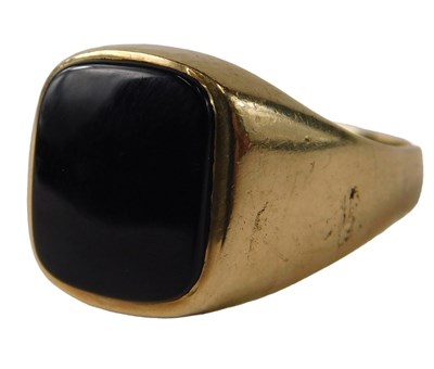 Lot 65 - A gentleman's 9ct gold and black onyx signet...