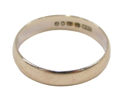 Lot 57 - An 18ct white and yellow gold wedding band,...