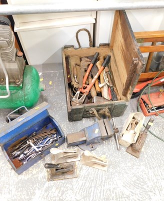 Lot 1602 - A vice, together with cantilever toolbox,...