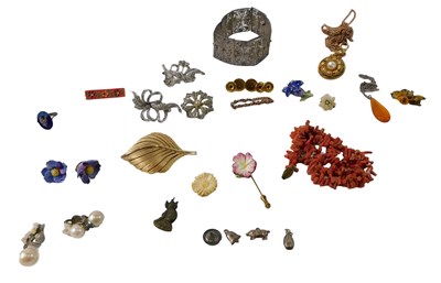 Lot 100 - Silver and costume jewellery, including...