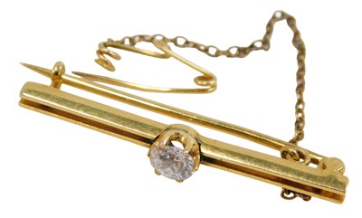 Lot 304 - A solitaire diamond bar brooch, claw set, with...