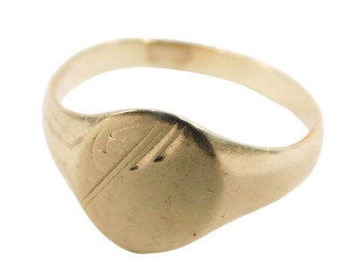Lot 522 - A lady's 9ct gold signet ring, the oval table,...