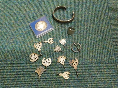 Lot 2220 - Costume jewellery, to include a torc bracelet,...