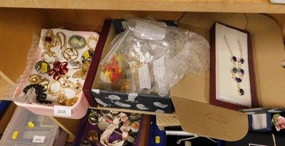 Lot 2235 - Costume jewellery, to include brooches, faux...