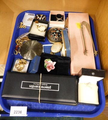 Lot 2236 - Costume jewellery, to include hoop earrings,...