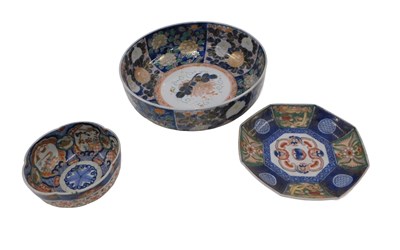 Lot 571 - A group of Japanese Imari porcelain, to...