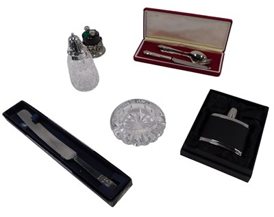 Lot 751 - Miscellaneous items, to include a silver...