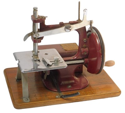 Lot 471 - An Essex miniature sewing machine.