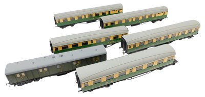 Lot 500 - A group of O Gauge kit-built LNER green and...