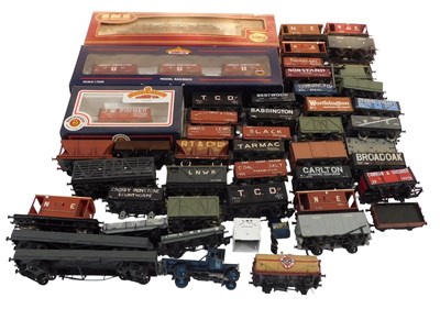 Lot 612 - Various OO gauge rolling stock, including...