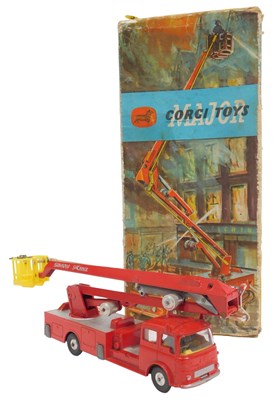 Lot 530 - A Corgi Toys Major 1127 Simon Snorkel fire...