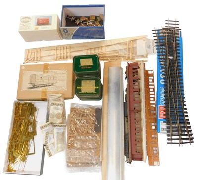 Lot 552 - Various O gauge accessories, including a Peco...