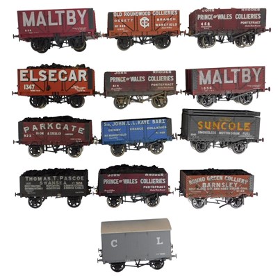 Lot 560 - Kit built O gauge wagons, including Maltby...