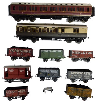 Lot 562 - O gauge rolling stock, including plank vans,...