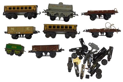 Lot 567 - Various O gauge tinplate rolling stock,...