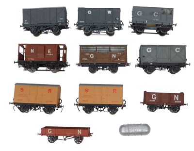 Lot 588 - Kit built O gauge wagons and rolling...