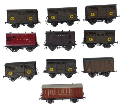 Lot 593 - Kit built O gauge wagons, including Great...