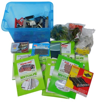 Lot 647 - OO gauge railway scenics and...