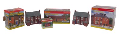 Lot 689 - Hornby Skaledale OO gauge resin buildings,...