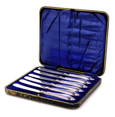 Lot 213 - A set of six George V silver handled cake...