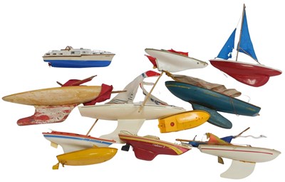 Lot 83 - Various pond yachts. (AF)