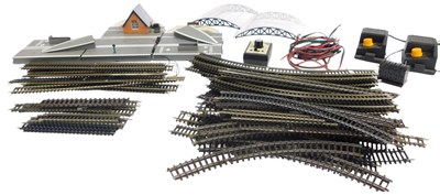 Lot 773 - Railway track, controllers, platforms, and...