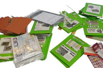 Lot 792 - Model building kits, including O gauge...
