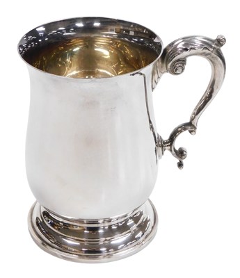 Lot 201 - An Elizabeth II silver tankard, with a leaf...