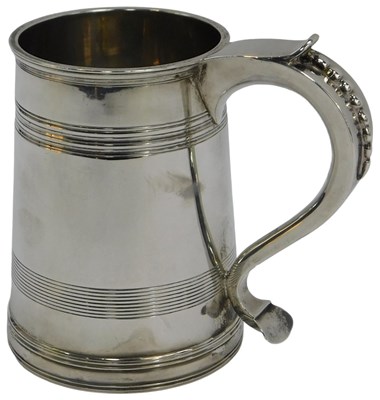Lot 19 - A George V silver tankard, with banded...