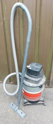 Lot 1023 - An Aqua Vac carpet cleaner.