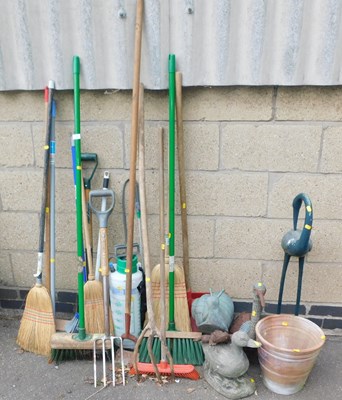 Lot 1154 - Various garden tools, to include forks, hoe,...