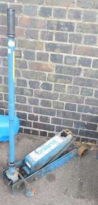 Lot 1156 - A Webber hydraulic car jack, for 2000kg.