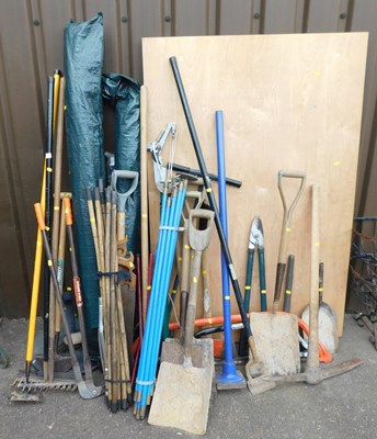 Lot 1164 - Various garden tools, to include rakes, spades,...