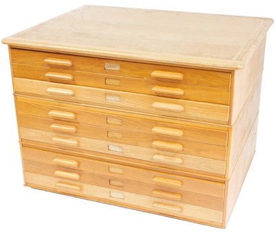 Lot 432 - A 20thC Abbess model M604 oak plan chest, of...