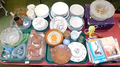 Lot 2202 - General household effects, to include a pink...