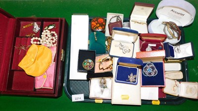 Lot 2214 - Costume jewellery, to include stone set...