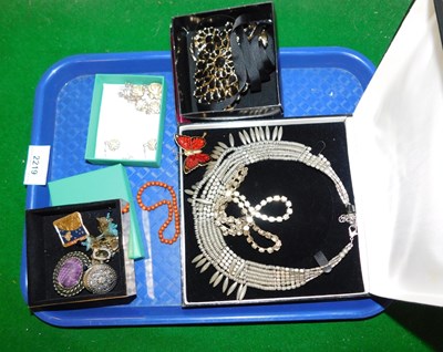 Lot 2219 - Costume jewellery, to include a necklace and...