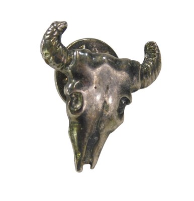 Lot 127 - A buffalo skull pin brooch, with white metal...