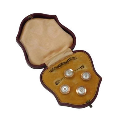 Lot 81 - An early 20thC 9ct gold and mother of pearl...