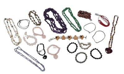 Lot 121 - A group of semi precious stone set...