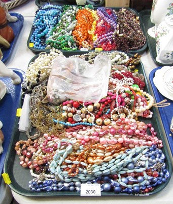 Lot 2030 - Costume jewellery, in the form of beaded...