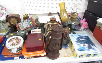 Lot 2014 - A group of clocks, including an anniversary...