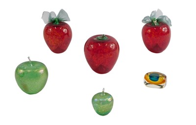 Lot 152 - Iridescent Art Glass paperweights, comprising...