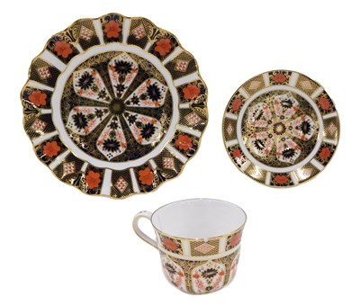 Lot 250 - A Royal Crown Derby Imari pattern plate, with...