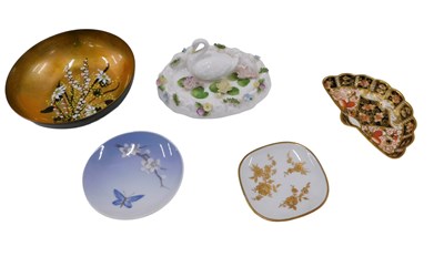 Lot 252 - A Royal Crown Derby fan shaped pin tray, an...
